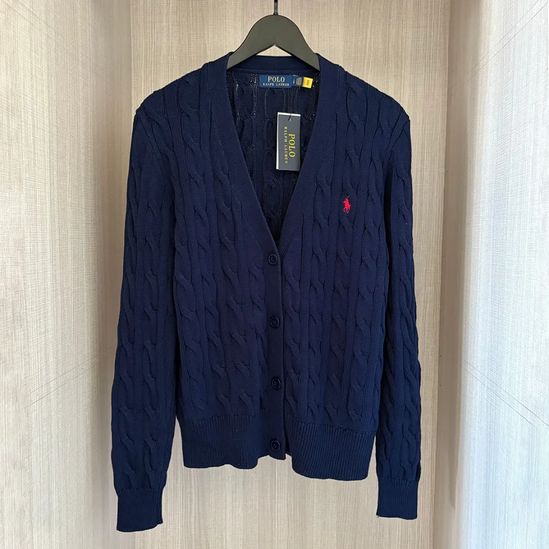 P230 RALPH LAUREN Ten-color V-neck cardigan with small label embroidery long-sleeved button pullover knitted sweater tops for men and women Ten colors Color: white, black, navy blue (red label), gray, pink, red, khaki, blue, yellow, navy blue (white label) Code number: S M L XL Material: cotton Weight: 720g